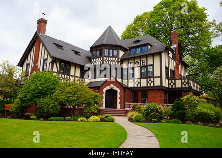 EUGENE, OR - 13. Mai 2015: Große Schwesternschaft in einem Herrenhaus auf dem Campus der University of Oregon in Eugene. Stockfoto