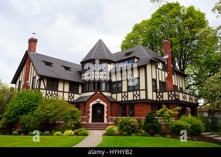 EUGENE, OR - 13. Mai 2015: Große Schwesternschaft in einem Herrenhaus auf dem Campus der University of Oregon in Eugene. Stockfoto