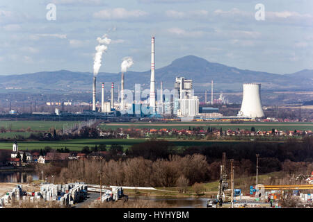 Kohle-Kraftwerke Melnik, im Hintergrund der Tschechischen Mittelgebirges, Tschechische Republik, Europa Stockfoto