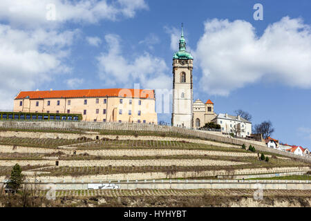 Melnik Landschaft Tschechische Republik Wahrzeichen Landschaft, Blick auf Schloss und Kirche der Heiligen Peter und Paul auf einem Hügel über Weinbergen Stockfoto