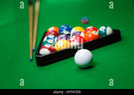 Billard-Kugeln-Pool am grünen Tisch Stockfoto