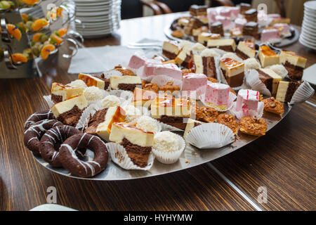 Verschiedene leckere Desserts und Kuchen auf den Tisch Stockfoto