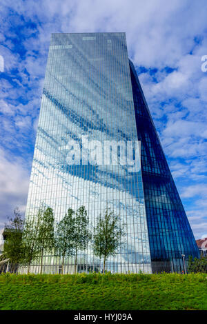 FRANKFURT AM MAIN, Deutschland - 19. September 2015: Moderne Neubau der Europäischen Zentralbank EZB in Frankfurt am Main Stockfoto
