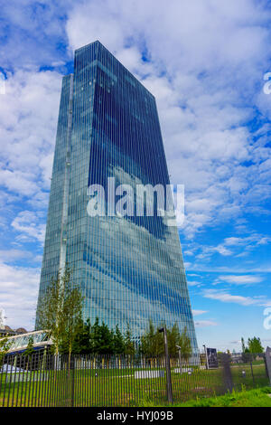 FRANKFURT AM MAIN, Deutschland - 19. September 2015: Moderne Neubau der Europäischen Zentralbank EZB in Frankfurt am Main Stockfoto