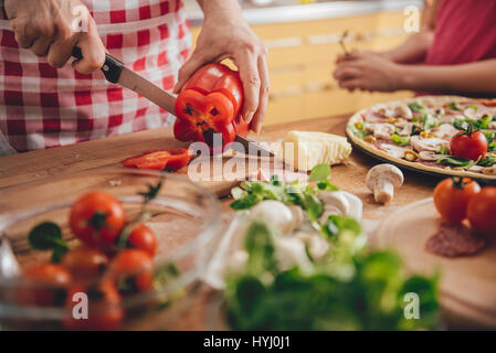 Mutter und Tochter, die Pizza in der Küche vorbereiten Stockfoto