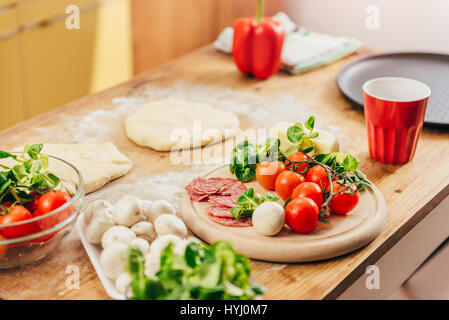 Pizza Vorbereitung Reihe von Zutaten auf Holztisch Stockfoto