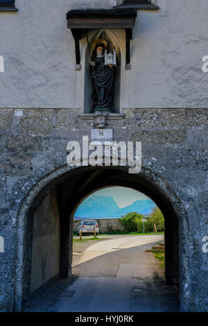 Berge südlich von Salzburg, eingerahmt durch einen Tunnel unterhalb der Festung Hohensalzburg Stockfoto