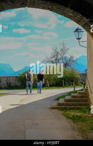 Berge südlich von Salzburg, eingerahmt durch einen Tunnel unterhalb der Festung Hohensalzburg Stockfoto