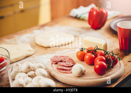 Pizza Vorbereitung Reihe von Zutaten auf Holztisch Stockfoto