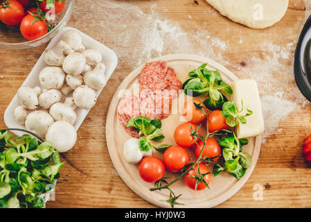 Pizza Vorbereitung Reihe von Zutaten auf Holztisch Stockfoto