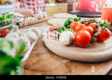 Pizza Vorbereitung Reihe von Zutaten auf Holztisch Stockfoto