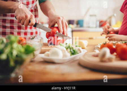 Mutter und Tochter, die Pizza in der Küche vorbereiten Stockfoto