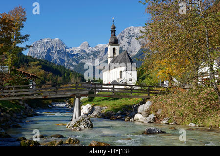 Pfarrei Kirche St. Sebastian mit Ramsauer Ache, hinten Reiteralpe, Ramsau, Berchtesgaden, Landkreis Berchtesgadener Land Stockfoto