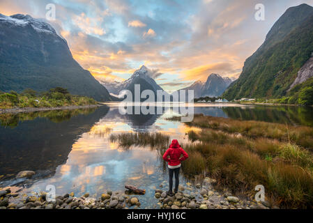 Touristischen Blick auf die Landschaft, Mitra Peak spiegelt sich im Wasser, Sonnenuntergang, Milford Sound, Fiordland-Nationalpark, Te Anau Stockfoto