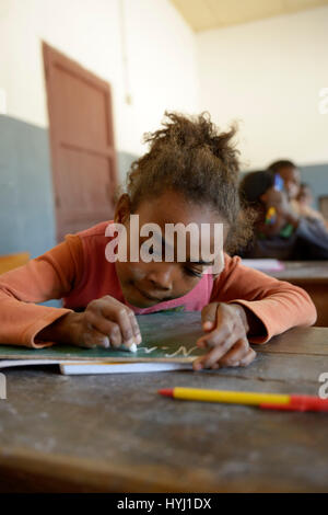 Student, Mädchen schreiben, 10 Jahre, Grundschule, Fianarantsoa, Madagaskar Stockfoto