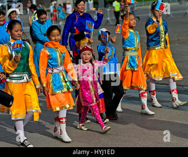 Kinder in Tracht Deel Prozession auf dem Festival der mongolischen Volkstracht, Ulaanbaatar, Mongolei Stockfoto