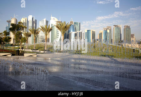 DOHA, Katar - 17. Februar 2016: Das Hochhaus Bezirk von Doha, gesehen aus dem kürzlich abgeschlossenen Hotel Park mit Brunnen im Vordergrund Stockfoto