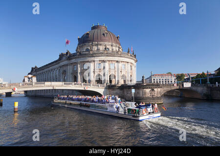Ausflugsschiff auf der Spree im Bode-Museum, Museumsinsel, Berlin-Mitte, Berlin, Deutschland Stockfoto