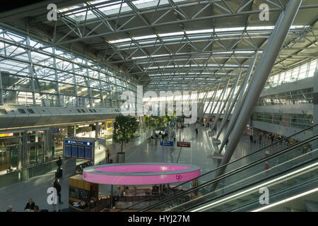 Abflughalle Flughafen Düsseldorf, Flughafen Düsseldorf, Düsseldorf, Nordrhein-Westfalen, Deutschland Stockfoto