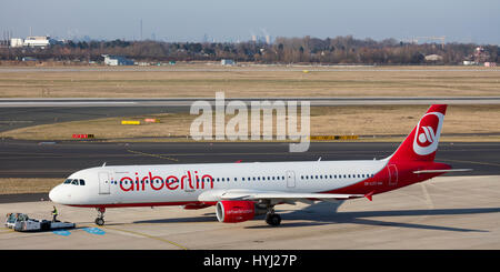 Flugzeuge, Airberlin, Airbus A 321, Start-und Landebahn, Flughafen Düsseldorf, Düsseldorf, Nordrhein-Westfalen, Deutschland Stockfoto