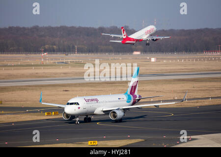 Euro Flugzeugtragflächen am Start-und Landebahn und Airberlin abheben, Flughafen Düsseldorf, Düsseldorf, Nordrhein-Westfalen, Deutschland Stockfoto