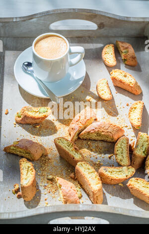 Italienischen Cantucci mit Espresso in sonnigen Tag Stockfoto