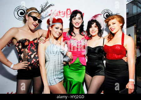 (L-R) DJ Mia Moretti, Sängerin Bonnie McKee, Sängerin Katy Perry, Schauspielerin Shannon Woodward und Kaninchen Attenting Katy CD-release-Party bei Capitol Records in Hollywood. Stockfoto