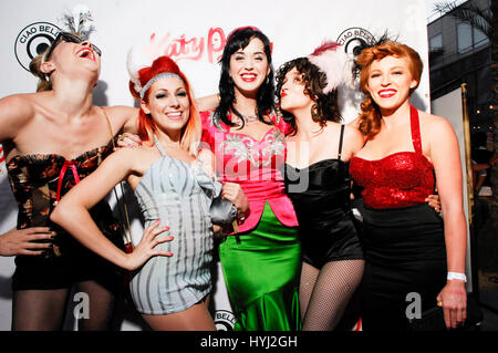 (L-R) DJ Mia Moretti, Sängerin Bonnie McKee, Sängerin Katy Perry, Schauspielerin Shannon Woodward und Kaninchen Attenting Katy CD-release-Party bei Capitol Records in Hollywood. Stockfoto