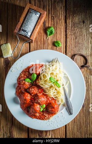 Heißen Spaghetti Bolognese mit Frikadellen und parmesan Stockfoto