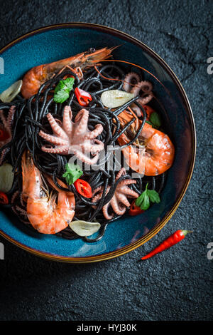 Köstliche Meeresfrüchte schwarze Nudeln hergestellt von Octopus, Tigergarnelen Stockfoto