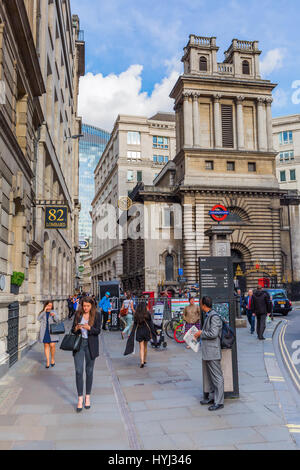 London, UK - 15. Juni 2016: Straßenszene in Bank Station mit unbekannten Menschen. Die Bahnhofsanlage ist einer der verkehrsreichsten in der Londoner U-Bahn Stockfoto