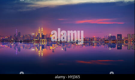 Panoramablick auf die Skyline Kuala Lumpur Stadt am Wasser. Stockfoto