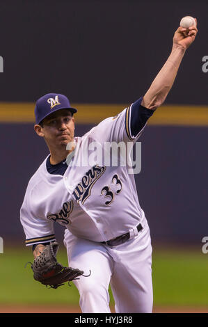 3. April 2017: Milwaukee Brewers ab Krug Tommy Milone #33 liefert einen Stellplatz in der Major League Baseball Spiel zwischen den Milwaukee Brewers und den Colorado Rockies am Eröffnungstag im Miller Park in Milwaukee, Wisconsin. John Fisher/CSM Stockfoto