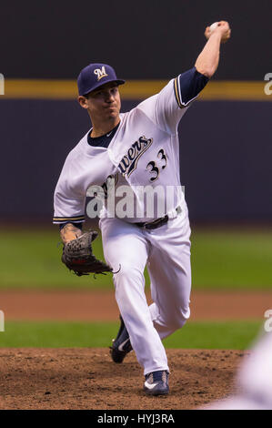 3. April 2017: Milwaukee Brewers ab Krug Tommy Milone #33 liefert einen Stellplatz in der Major League Baseball Spiel zwischen den Milwaukee Brewers und den Colorado Rockies am Eröffnungstag im Miller Park in Milwaukee, Wisconsin. John Fisher/CSM Stockfoto