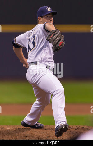 3. April 2017: Milwaukee Brewers ab Krug Tommy Milone #33 liefert einen Stellplatz in der Major League Baseball Spiel zwischen den Milwaukee Brewers und den Colorado Rockies am Eröffnungstag im Miller Park in Milwaukee, Wisconsin. John Fisher/CSM Stockfoto