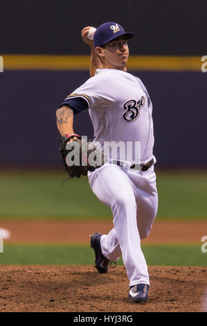 3. April 2017: Milwaukee Brewers ab Krug Tommy Milone #33 liefert einen Stellplatz in der Major League Baseball Spiel zwischen den Milwaukee Brewers und den Colorado Rockies am Eröffnungstag im Miller Park in Milwaukee, Wisconsin. John Fisher/CSM Stockfoto