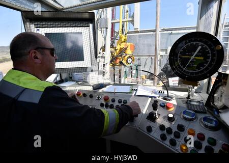 Zarosice, Tschechische Republik. 3. April 2017. Energieunternehmen MND 127.000 Kubikmeter Rohöl im vergangenen Jahr 10 Prozent über dem Vorjahr, und 85,1 Millionen Kubikmeter Erdgas, 20 Prozent über dem Vorjahr, extrahiert sagte Unternehmensvertreter. Der Rückgang ist durch die niedrigen Preise für Rohöl auf dem Weltmarkt zurückzuführen. MND begann eine explorative Bohrer in die Ölvorkommen in Zarosice, Tschechische Republik, 3. April 2017. Bildnachweis: Vaclav Salek/CTK Foto/Alamy Live-Nachrichten Stockfoto