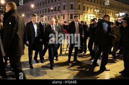 St Petersburg, Russland. 3. April 2017. Der russische Präsident Vladimir Putin trägt Blüten eine provisorische Gedenkstätte in der Nähe der u-Bahnstation Tekhnologichesky Institut 3. April 2017 in St. Petersburg, Russland. Eine Bombe riss durch einen u-Bahn-Zug 14 Menschen getötet und verwundet 50 in einem terroristischen Anschlag. Bildnachweis: Planetpix/Alamy Live-Nachrichten Stockfoto