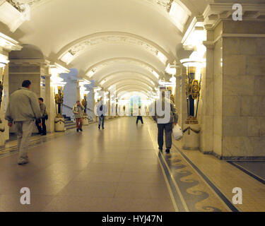 St. Petersburg, Russland - 14. August 2009--Interieur einer Metro (u-Bahn) Station in St. Petersburg, Russland auf Freitag, 14. August 2009. Bildnachweis: Ron Sachs / CNP - NO-Draht-SERVICE - Foto: Ron Sachs/Consolidated/Dpa Stockfoto