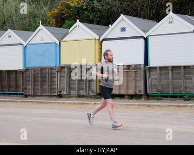 Bournemouth, Dorset, UK. 4. April 2017. Menschen, die sich am ersten Tag der Osterferien am Strand zu genießen. © DTNews/Alamy Live-Nachrichten Stockfoto