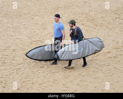 Bournemouth, Dorset, UK. 4. April 2017. Menschen, die sich am ersten Tag der Osterferien am Strand zu genießen. © DTNews/Alamy Live-Nachrichten Stockfoto