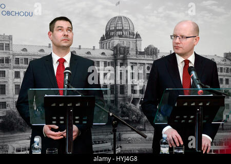 Prag, Tschechische Republik. 4. April 2017. Jiri Havlicek (Sozialdemokraten, ZSVA), links, der neue Minister für Industrie und Handel und Premierminister Bohuslav Sobotka besuchen eine Pressekonferenz in Prag, Tschechische Republik, 4. April 2017. Bildnachweis: Michal Kamaryt/CTK Foto/Alamy Live-Nachrichten Stockfoto