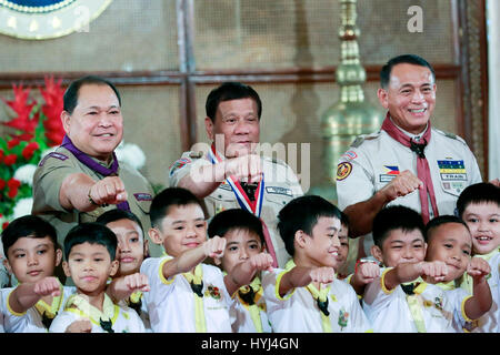 Manila, Philippinen. 4. April 2017. Philippinische Präsident Rodrigo Duterte, zentrieren, Posen mit Pfadfindern und scout Führer in Rizal Halle im Malacanang Palace 3. April 2017 in Manila, Philippinen. Das Ereignis feierte Baden Powell Tag, Gründer der Pfadfinder-Organisation. Bildnachweis: Planetpix/Alamy Live-Nachrichten Stockfoto