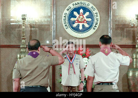 Manila, Philippinen. 4. April 2017. Philippinische Präsident Rodrigo Duterte salutiert Pfadfinder der nationalen Philippinen Präsident Wendel Avisado, links, und Hauptkommissar National BSP Cedrick Zug, linken, nachdem er, als Chief Pfadfinder der Nation in Rizal Hall im Malacanang Palace 3. April 2017 in Manila, Philippinen installiert wurde. Das Ereignis feierte Baden Powell Tag, Gründer der Pfadfinder-Organisation. Bildnachweis: Planetpix/Alamy Live-Nachrichten Stockfoto