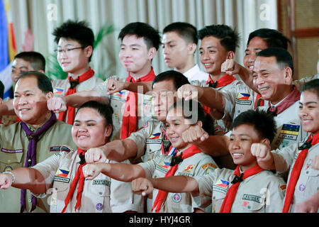 Manila, Philippinen. 4. April 2017. Philippinische Präsident Rodrigo Duterte, zentrieren, Posen mit Pfadfindern und scout Führer in Rizal Halle im Malacanang Palace 3. April 2017 in Manila, Philippinen. Das Ereignis feierte Baden Powell Tag, Gründer der Pfadfinder-Organisation. Bildnachweis: Planetpix/Alamy Live-Nachrichten Stockfoto