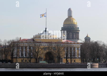 Sankt Petersburg, Russland. 4. April 2017. Die russische Marine Flagge fliegt auf Halbmast auf Russlands Marine-Abteilung in Gedenken für die Opfer einer Explosion in St. Petersburg Metro in St. Petersburg, Russland, 4. April 2017. Die Bombardierung im u-Bahn-System in St. Petersburg am Montag hat 14 Menschen getötet russischen Gesundheitsminister Veronika Skvortsova sagte am Dienstag. Bildnachweis: Lu Jinbo/Xinhua/Alamy Live-Nachrichten Stockfoto