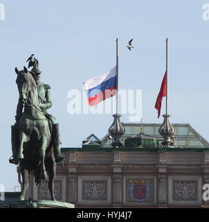 Sankt Petersburg, Russland. 4. April 2017. Die russische Nationalflagge (L) und die Flagge von St. Petersburg fliegen auf Halbmast auf St. Petersburger gesetzgebenden Versammlung zu Ehren der Opfer einer Explosion in St. Petersburg Metro in St. Petersburg, Russland, am 4. April 2017. Die Bombardierung im u-Bahn-System in St. Petersburg am Montag hat 14 Menschen getötet russischen Gesundheitsminister Veronika Skvortsova sagte am Dienstag. Bildnachweis: Lu Jinbo/Xinhua/Alamy Live-Nachrichten Stockfoto