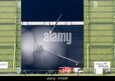 Cardington, Bedfordshire, UK. 4. April 2017, kündigte The Airlander Team heute zwei wesentliche Verbesserungen des Flugzeugs vor seinem bevorstehenden Hangar-Ausgang und die Wiederaufnahme seiner Flugerprobungsprogramm. Ein Auxiliary Landing System (ALS) wurde hinzugefügt, wodurch das Flugzeug sicher zu landen, auf eine größere Reichweite der Landung Winkel, und es gibt auch eine neue Mobile Mooring Mast (MMM). MMM ist eine integrierte Kettenfahrzeug und Liegeplatz Mast, wodurch es viel einfacher zu steuern und "push-back" der Airlander beim Rangieren sie um den Flugplatz.   Foto © Mick Flynn/Alamy Live-Nachrichten Stockfoto