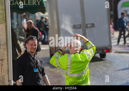 Cumbria, UK. 4. April 2017. Windermere Dorf Cumbria Peter Rabbit Lage Dreharbeiten –. Mangel an Regen-Special-Effects-Team benötigt & Crew - vom australischen müssen Sonnencreme verwenden. Bildnachweis: Gordon Shoosmith/Alamy Live-Nachrichten Stockfoto