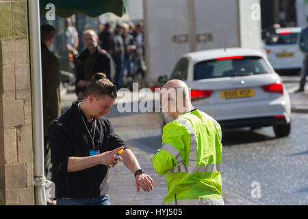 Cumbria, UK. 4. April 2017. Windermere Dorf Cumbria Peter Rabbit Lage Dreharbeiten –. Mangel an Regen-Special-Effects-Team benötigt & Crew - vom australischen müssen Sonnencreme verwenden. Bildnachweis: Gordon Shoosmith/Alamy Live-Nachrichten Stockfoto